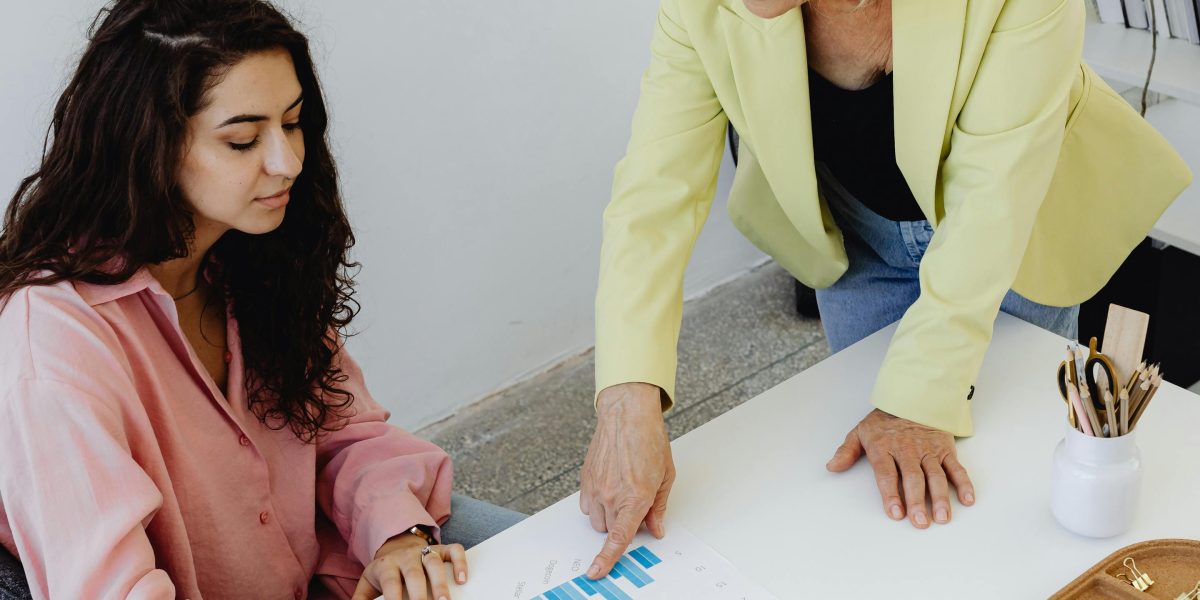 An experienced mentor offering guidance to a founder, symbolizing the non-capital support provided by venture capital firms.