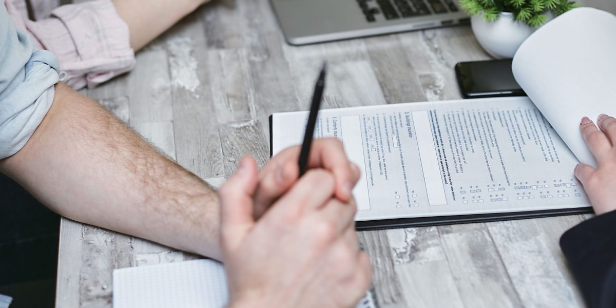 Founders and investors discuss and negotiate crucial terms like valuation caps and discount rates in convertible rounds.