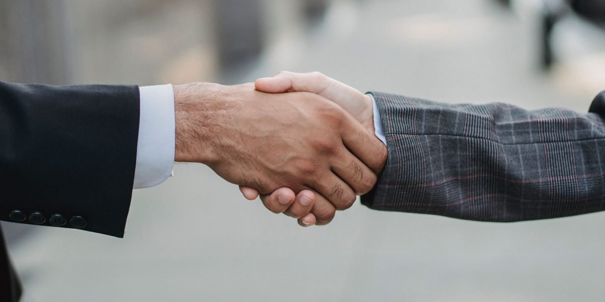 Two professionals engaged in a trusting and long-term oriented discussion, reflecting Founders Fund's approach.