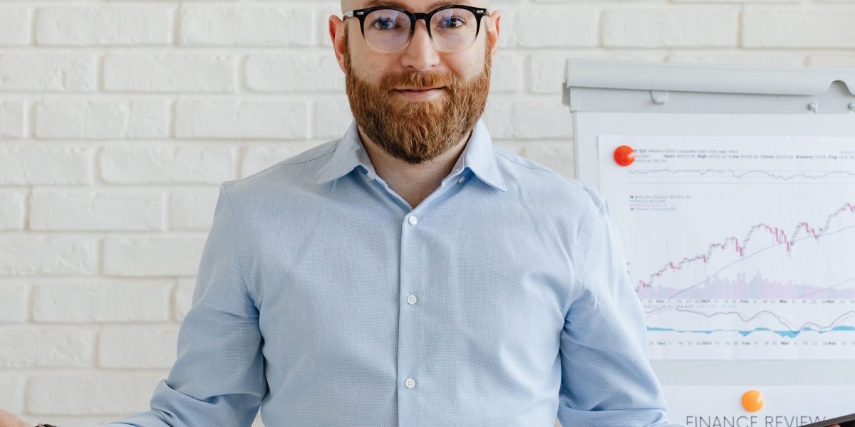 A founder confidently presenting their pitch, tailored to attract investors focused on high-growth, late-stage companies.
