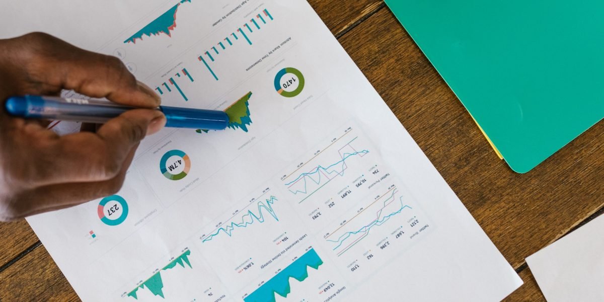 A founder articulates their startup's technical strategy to a group of attentive investors, emphasizing clarity.