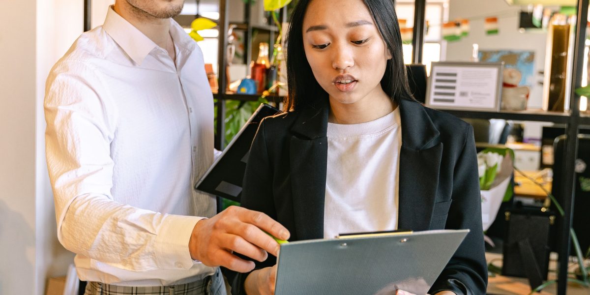 An investor providing guidance to a startup founder, highlighting the mentorship aspect of strategic post-investment relationships.